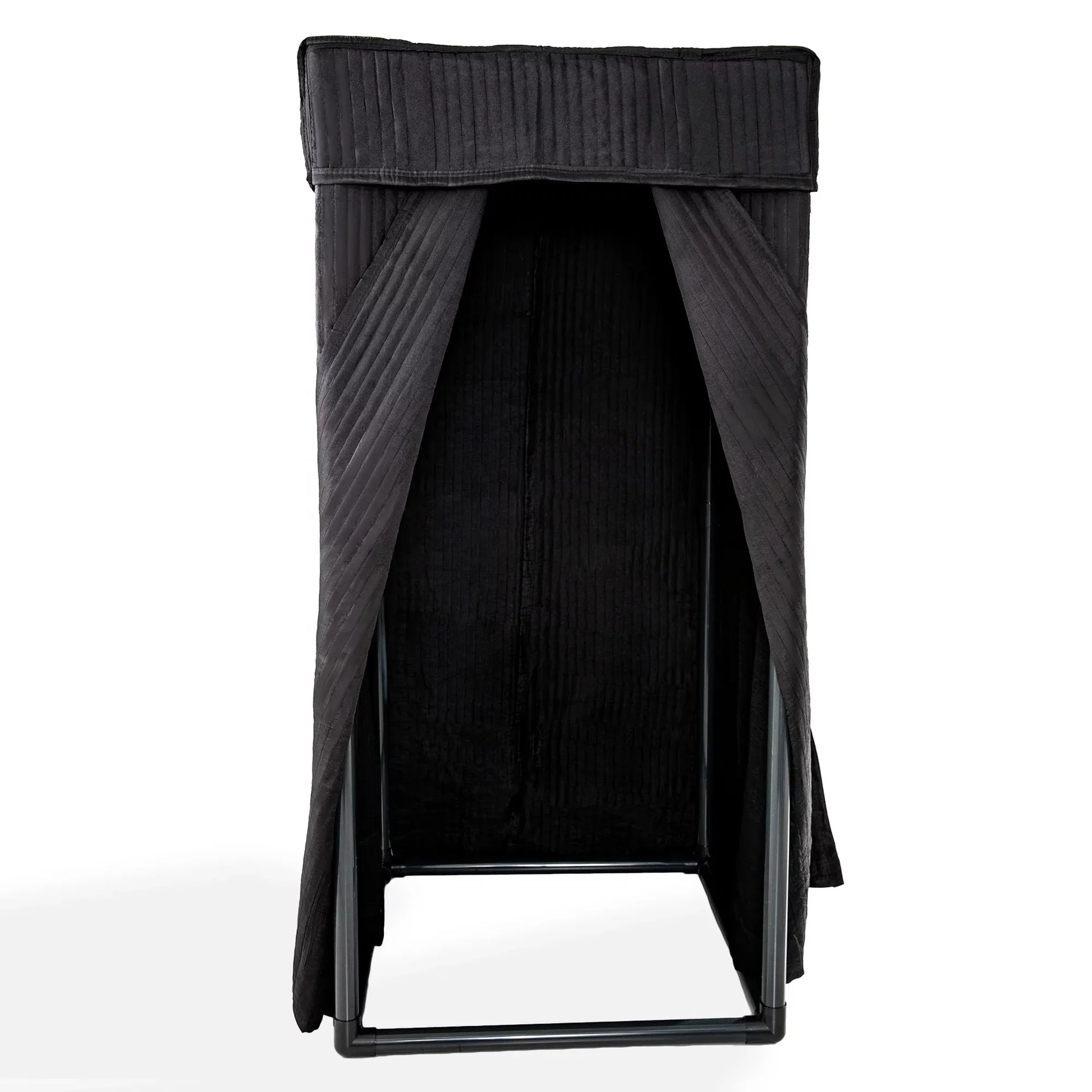 Geschlossene Vorderansicht der portablen Gesangskabine Flexy von Bassaffine. Kompakte mobile Schallschutzkabine mit akustischem Vorhang für optimierte Tonaufnahmen.