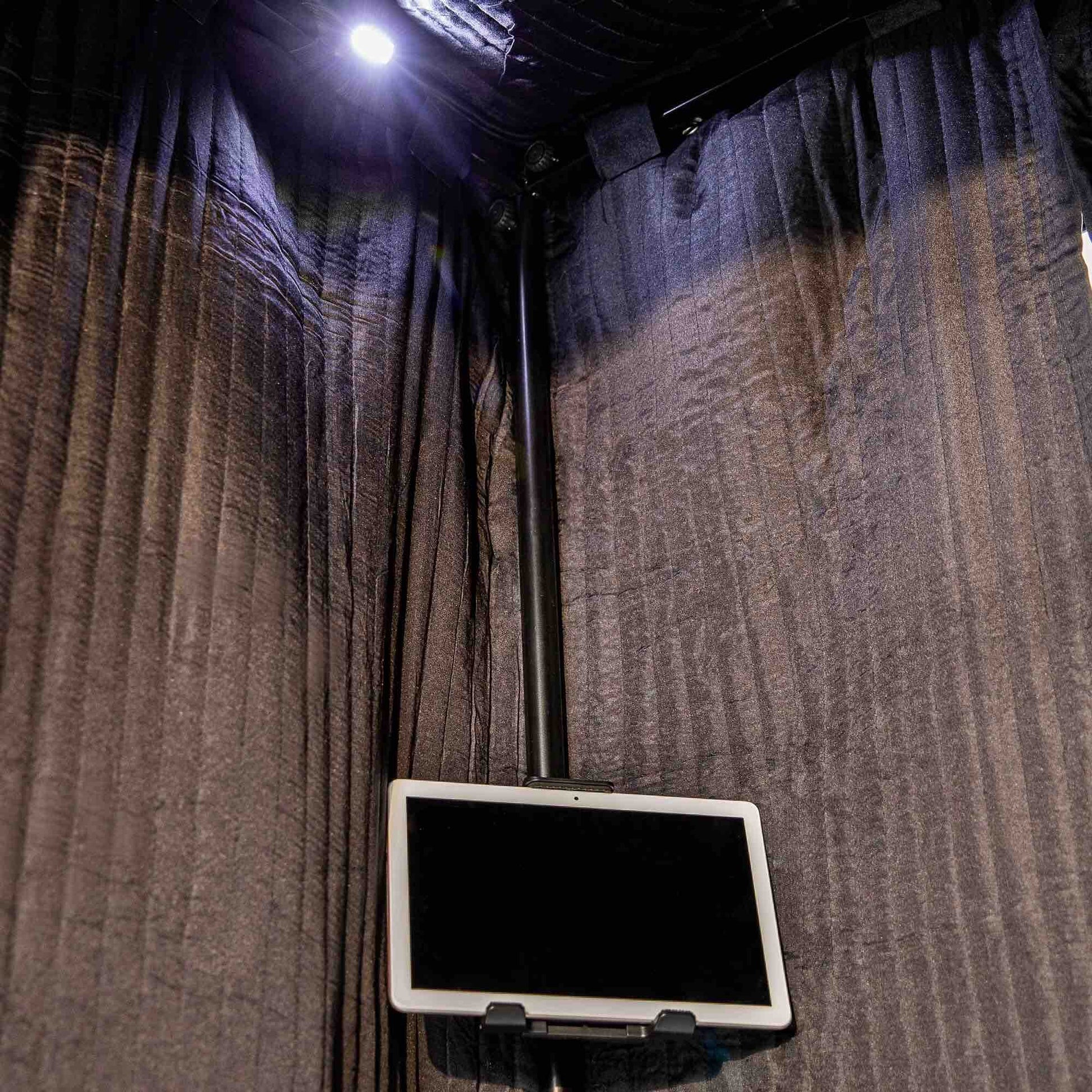 Innenansicht der portablen Gesangskabine Flexy von Bassaffine mit Licht und Tablet-Halterung. Komfortable Arbeitsumgebung für Aufnahmen.