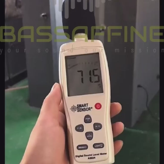 Schallmessung der Bassaffine SOLID Polymer Fiber Vocal Booth – Dezibel-Test zeigt deutliche Lärmreduzierung beim Schließen der Tür. Beweis für starke Schallisolation und Studioqualität.