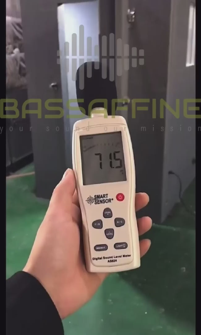 Schallmessung der Bassaffine SOLID Polymer Fiber Vocal Booth – Dezibel-Test zeigt deutliche Lärmreduzierung beim Schließen der Tür. Beweis für starke Schallisolation und Studioqualität.