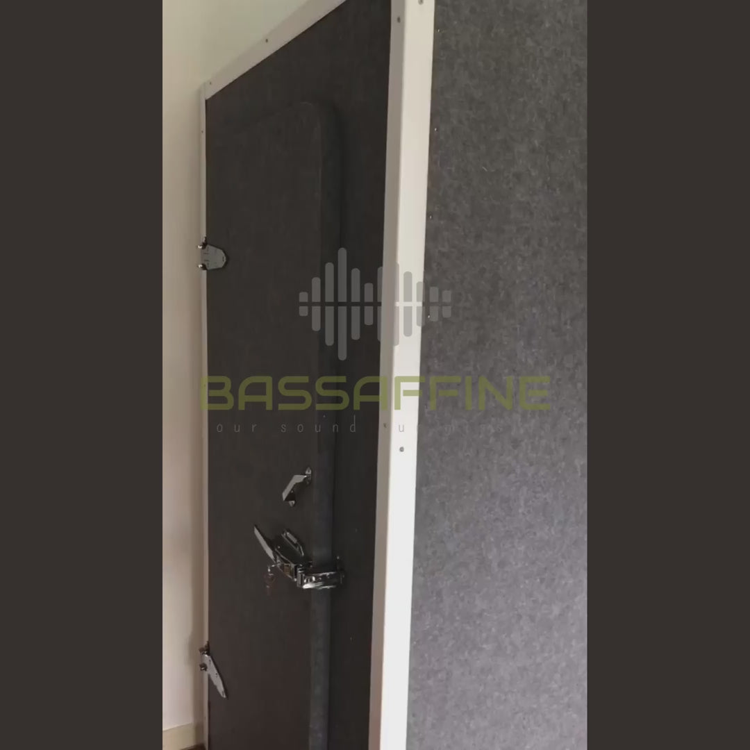 Video-Demonstration der Bassaffine SOLID Polymer Fiber Vocal Booth – zeigt Schallisolation in Aktion: von außen nahezu lautlos, innen voller Sound. Ideal für Tonstudios, Musiker und Podcaster.