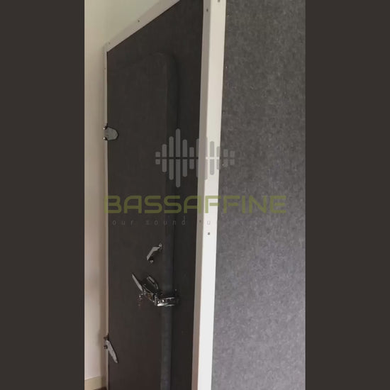 Video-Demonstration der Bassaffine SOLID Aluminium Vocal Booth – zeigt den Unterschied der Lautstärke beim Öffnen und Schließen der Tür. Beweis für die effektive Schallisolation und stabile Bauweise.