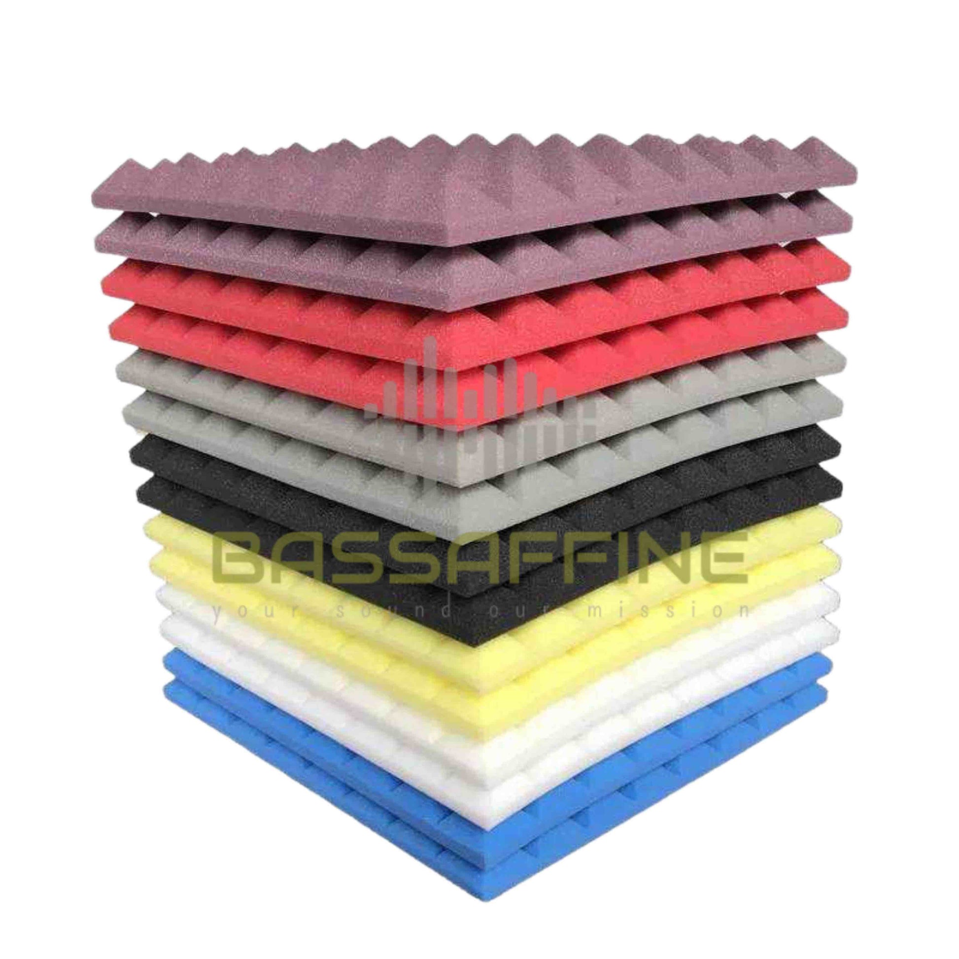 Pyramid Acoustic Foam Panels für Bassaffine Solid Wood Soundproof Booth. Mehrfarbige Schallabsorber für optimale Raumakustik und modernes Studiodesign.