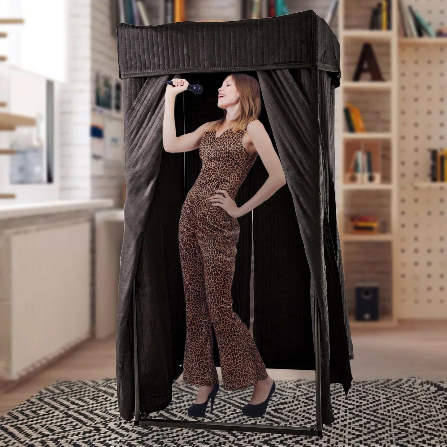 Sängerin nimmt in der portablen Gesangskabine Flexy von Bassaffine auf. Mobile Schallschutzlösung für professionelle Vocal-Aufnahmen zu Hause oder im Studio.