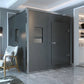 Große Bassaffine SOLID Aluminium-Plastic Vocal Booth in dunklem Design mit Sichtfenstern und massiver Tür. Zeigt luxuriöse Studio-Kabine mit robuster Schallisolierung für professionelle Aufnahmen, Musikproduktion oder Sprachaufnahmen.