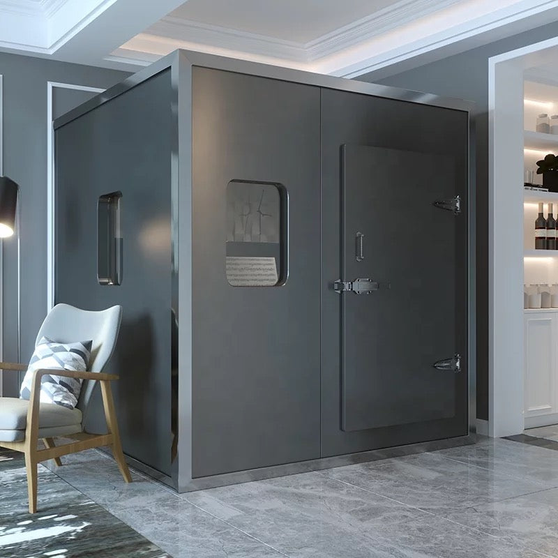 Große Bassaffine SOLID Aluminium-Plastic Vocal Booth in dunklem Design mit Sichtfenstern und massiver Tür. Zeigt luxuriöse Studio-Kabine mit robuster Schallisolierung für professionelle Aufnahmen, Musikproduktion oder Sprachaufnahmen.