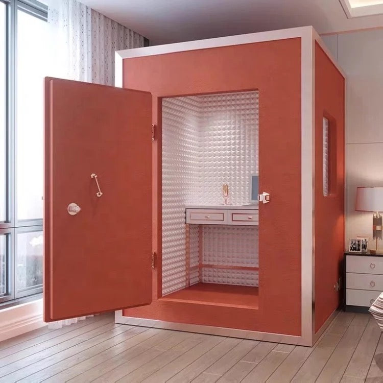 Offene Bassaffine SOLID Aluminium-Plastic Vocal Booth in orangefarbenem Design mit heller Innenverkleidung. Zeigt moderne Studio-Kabine mit Türöffnung, Tisch und Schallabsorbern – ideal für Gesang, Musikproduktion oder ruhige Sprachaufnahmen.