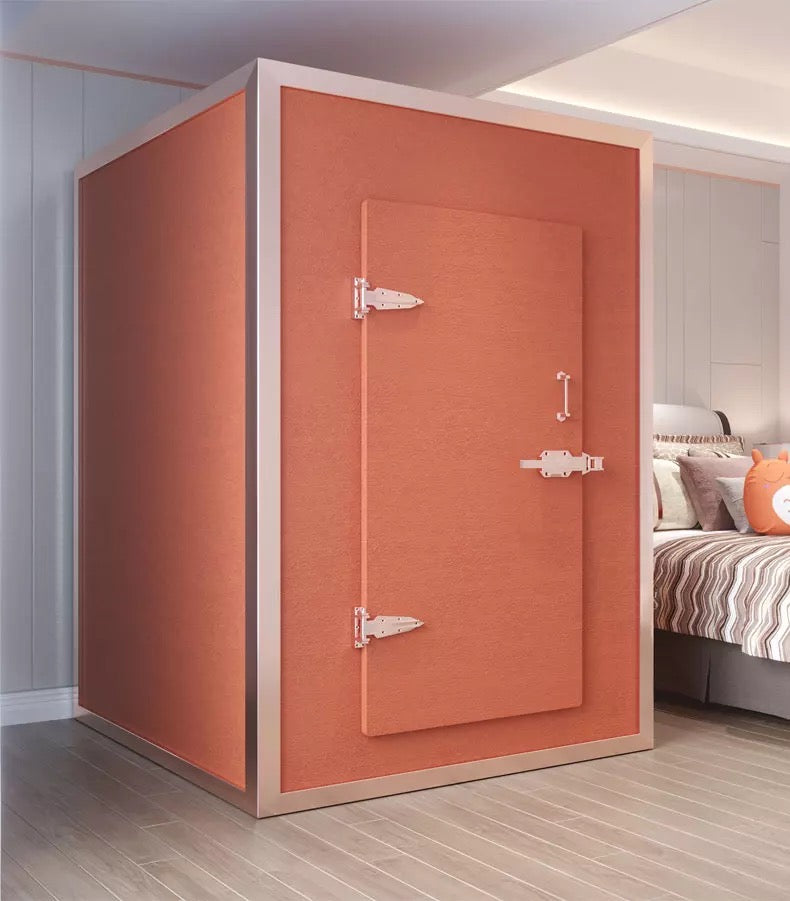 Frontansicht der Bassaffine SOLID Aluminium-Plastic Soundproof Box in Orange. Kompakte Schallschutzkabine mit robuster Aluminiumrahmung und dichter Türverriegelung – modernes Design für Home-Studios, Sprachaufnahmen oder Musikproduktion.