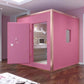 Offene Bassaffine SOLID Aluminium-Plastic Vocal Booth in modernem Pink. Stilvolle Schallschutzkabine mit Tisch und Beleuchtung für kreative Arbeitsräume, Home-Studios, Podcasting oder Gesangsaufnahmen.