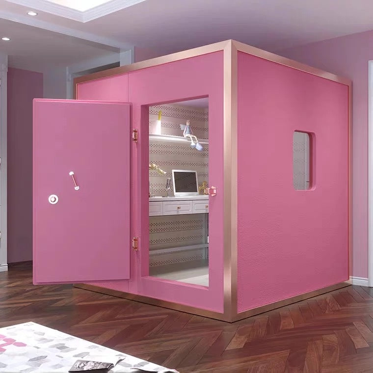 Offene Bassaffine SOLID Aluminium-Plastic Vocal Booth in modernem Pink. Stilvolle Schallschutzkabine mit Tisch und Beleuchtung für kreative Arbeitsräume, Home-Studios, Podcasting oder Gesangsaufnahmen.