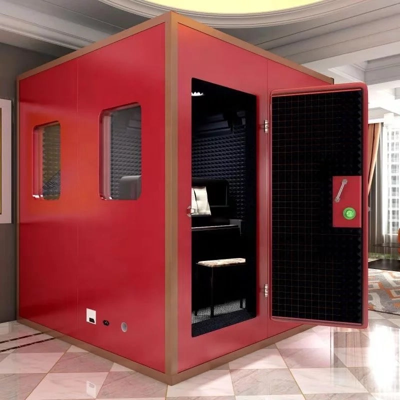 Rote Bassaffine SOLID Aluminium-Plastic Soundproof Cabin mit geöffneter Tür. Innenraum mit schwarzer Schallschutzverkleidung und Sitzfläche, ideal für professionelle Audioaufnahmen, Home-Studios oder Gesangsaufnahmen.