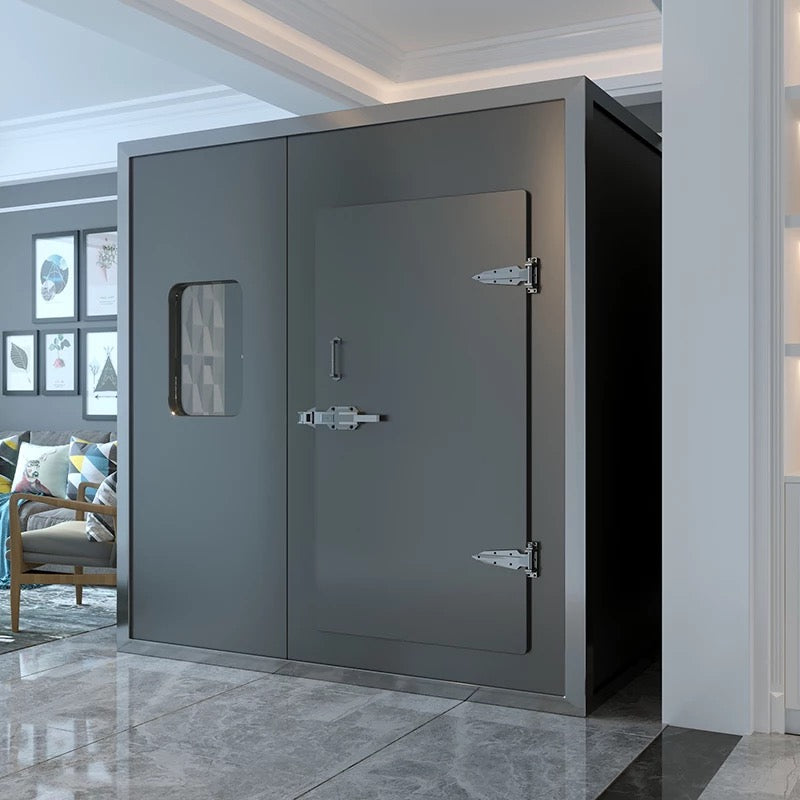 Geschlossene Bassaffine SOLID Aluminium-Plastic Vocal Booth in dunklem Design. Zeigt stabile Konstruktion mit Metalltür, Scharnieren und Schallschutzverkleidung – ideal für Studio-, Gesangs- und Sprachaufnahmen mit hoher Schalldämmung.