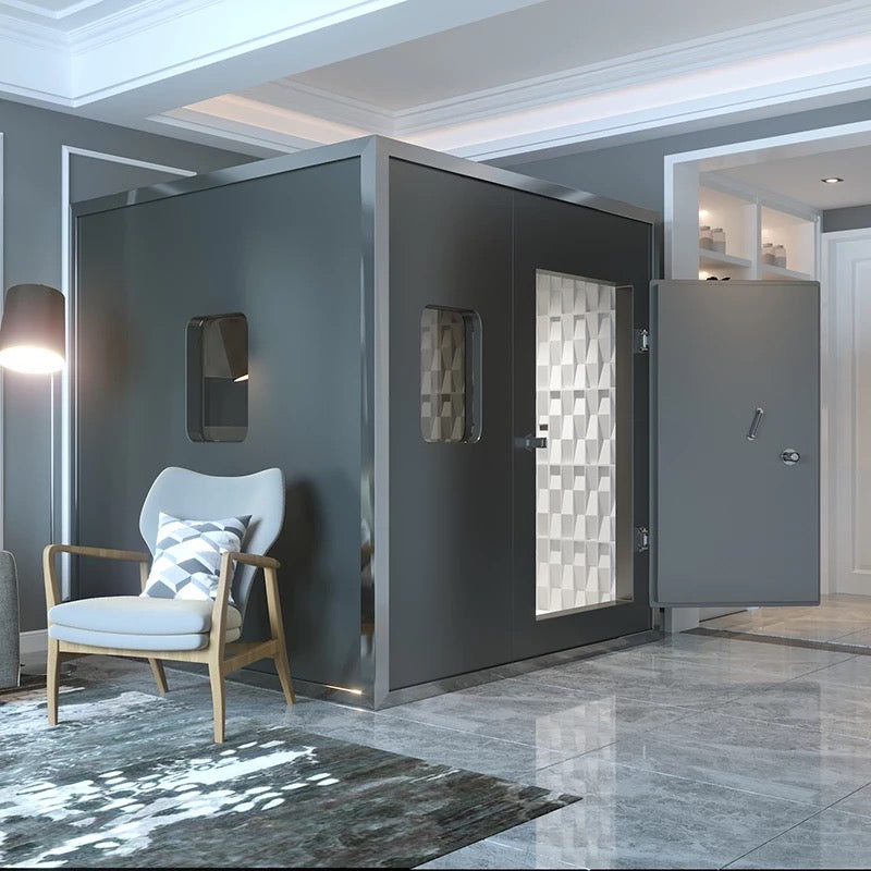 Bassaffine SOLID Aluminium-Plastic Vocal Booth in modernem Wohnraum. Hochwertige schallisolierte Gesangskabine für professionelle Aufnahmen, Streaming und ruhiges Arbeiten. Kombination aus Aluminiumrahmen und Kunststoffverkleidung für maximale Stabilität und Schalldämmung.