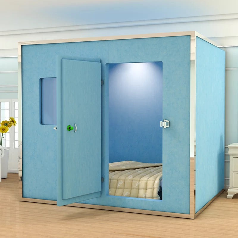 Gesangskabine SOLID Polymer Fiber von Bassaffine – blaue schallisolierte Vocal Booth, genutzt als Ruhe- oder Schlafkabine mit Matratze, ideal für Hotels, Büros oder Mietwohnungen