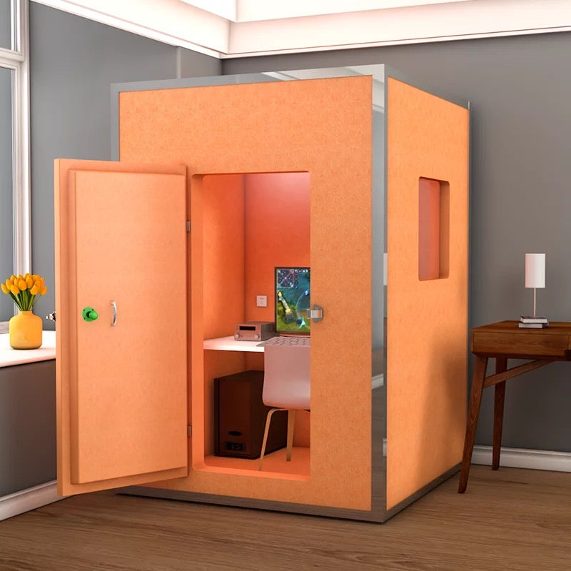Gesangskabine SOLID Polymer Fiber von Bassaffine – orangefarbene Vocal Booth mit Schreibtisch und Fenster, ideal für Aufnahmen oder konzentriertes Arbeiten